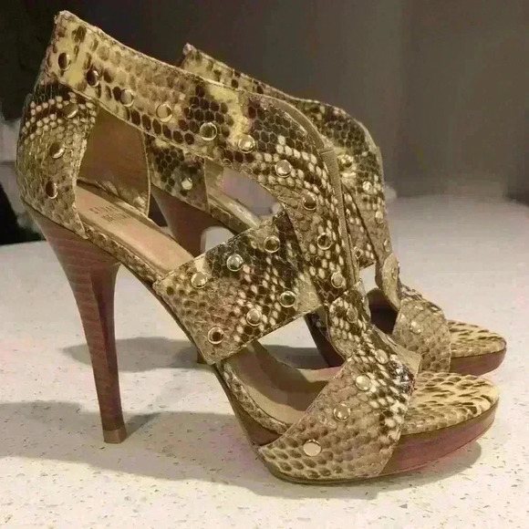 Stuart Weitzman Roccia Serpent Leather Pumps - Picture 2 of 12